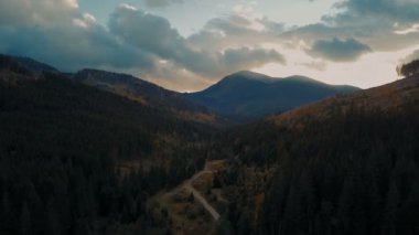 Gün batımı sırasında güzel Karpat Dağları manzara havadan görünümü