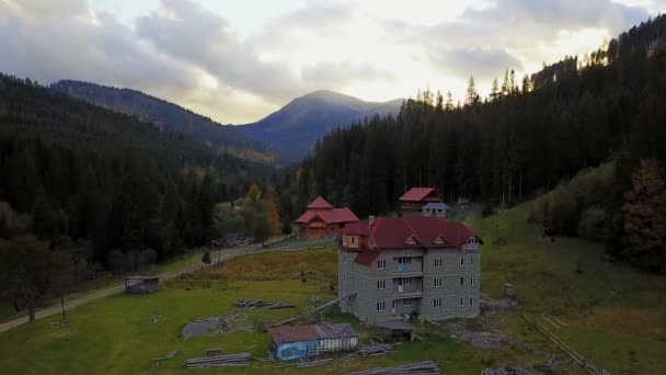 Εναέρια Πλάνα Από Τις Όμορφες Ορεινές Κοιλάδα Μικρά Σπίτια — Αρχείο Βίντεο