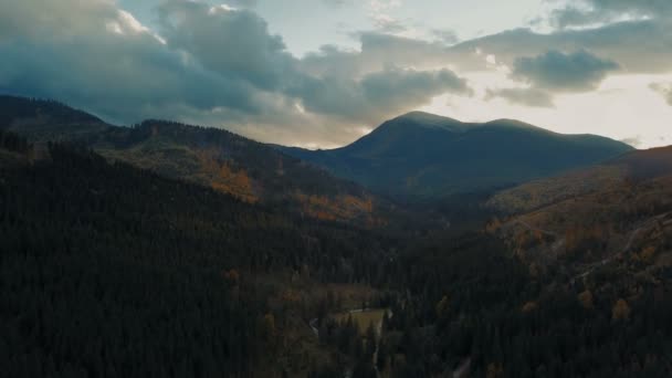 Vue Aérienne Magnifique Paysage Montagneux Des Carpates Coucher Soleil — Video