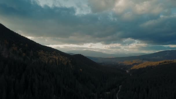 Vista Aérea Bela Paisagem Das Montanhas Cárpatas Durante Pôr Sol — Vídeo de Stock