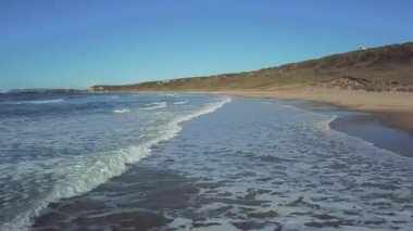 4k hava atış okyanus dalgaları ve güzel Kuzey İrlanda'plaj.