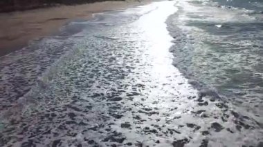 4k hava atış okyanus dalgaları ve güzel Kuzey İrlanda'plaj.