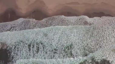 4k hava atış okyanus dalgaları ve güzel Kuzey İrlanda'plaj.