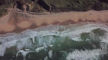 4k hava atış okyanus dalgaları ve güzel Kuzey İrlanda'plaj.