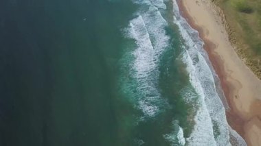4k hava atış okyanus dalgaları ve güzel Kuzey İrlanda'plaj.