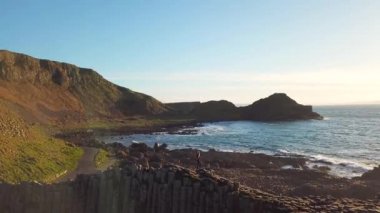 4k erkek manzarayı Kuzey İrlanda'dev ' nın Causeway buzlu hava atış