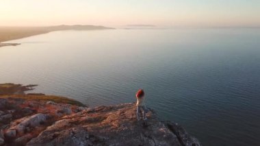 rocky Dağları güzel manzara sevimli erkek İrlanda ile havadan görünümü