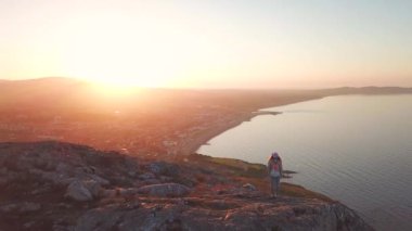 rocky Dağları güzel manzara sevimli erkek İrlanda ile havadan görünümü