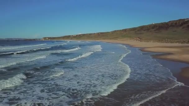 Воздушный Снимок Океанских Волн Красивого Пляжа Северной Ирландии — стоковое видео