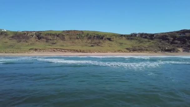 Tiro Aéreo Las Olas Del Océano Hermosa Playa Irlanda Del — Vídeo de stock