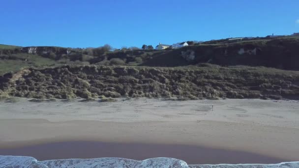 Tiro Aéreo Las Olas Del Océano Hermosa Playa Irlanda Del — Vídeo de stock