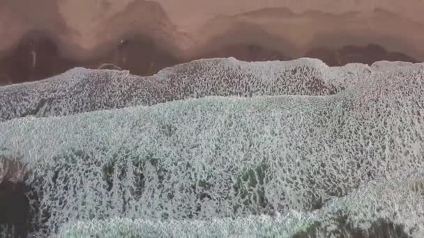 Aerial Shot Ocean Waves Bellissima Spiaggia Dell Irlanda Del Nord — Video Stock
