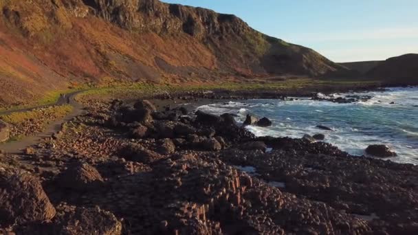 Βράχια Κεραία Βολή Της Causeway Του Γίγαντα Στη Βόρεια Ιρλανδία — Αρχείο Βίντεο