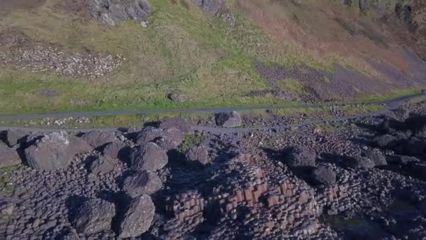 Βράχια Κεραία Βολή Της Causeway Του Γίγαντα Στη Βόρεια Ιρλανδία — Αρχείο Βίντεο