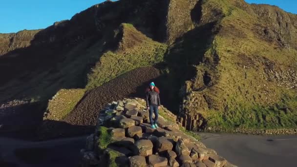 Antenn Skott Kvinna Som Njuter Utsikten Giant Causeway Stenar Nordirland — Stockvideo