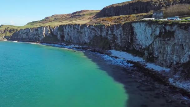 海の波と北アイルランドの美しい岩のビーチの空中ショット — ストック動画