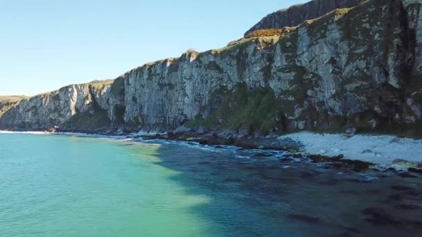 Aerial Shot Ocean Waves Beautiful Rocky Beach Northern Ireland — Stock Video