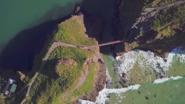 Letecký Snímek Carrick Rede Rope Bridge Severním Irsku — Stock video