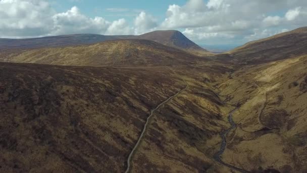 Αεροφωτογραφία Του Πανέμορφο Τοπίο Της Βραχώδη Όρη Στην Ιρλανδία — Αρχείο Βίντεο