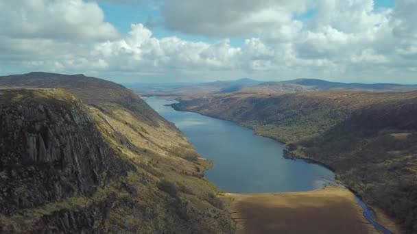 Luftaufnahme Der Schönen Landschaft Der Felsigen Berge Irland — Stockvideo