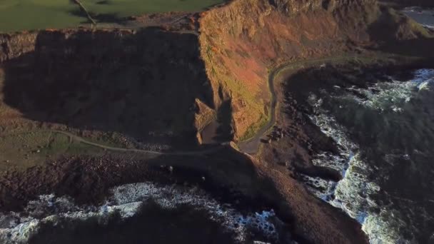 Luftaufnahme Der Schönen Landschaft Der Felsigen Berge Irland — Stockvideo