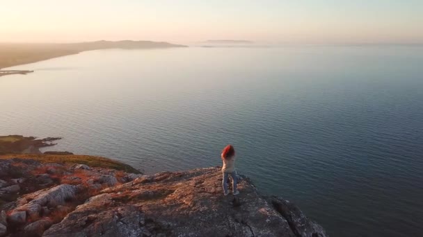 アイルランドの女性はかわいいとロッキー山脈の美しい風景の空撮 — ストック動画
