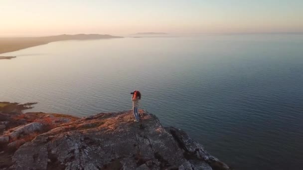 Vista Aérea Bela Paisagem Montanhas Rochosas Com Bonito Fêmea Irlanda — Vídeo de Stock