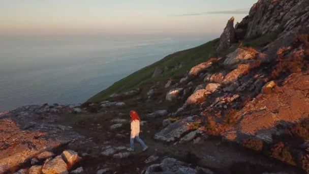 Vista Aérea Bela Paisagem Montanhas Rochosas Com Bonito Fêmea Irlanda — Vídeo de Stock