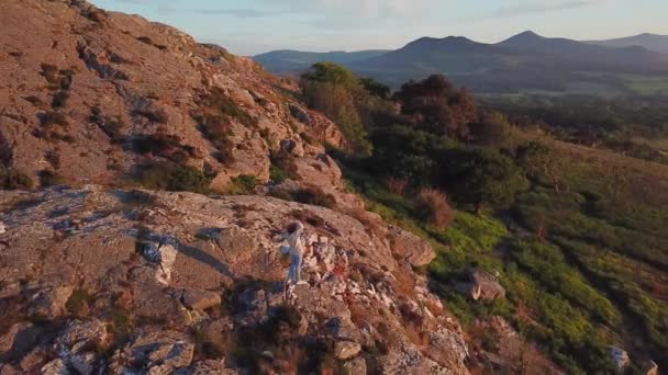 Вид Прекрасним Ландшафтом Скелястих Гір Симпатичні Жінки Ірландії — стокове відео