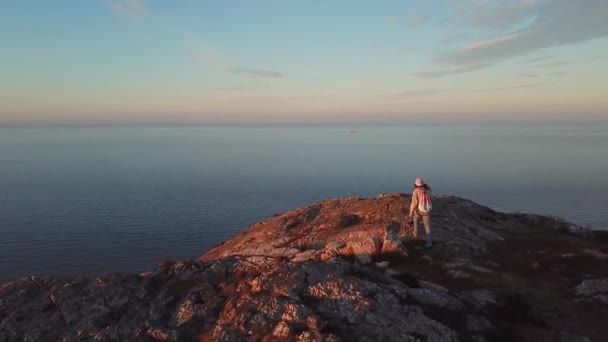 爱尔兰美丽的洛基山脉景观与可爱女性的鸟瞰图 — 图库视频影像