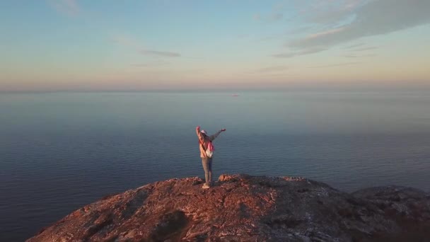 Воздушный Вид Красивый Ландшафт Скалистых Гор Симпатичной Женщиной Ирландии — стоковое видео