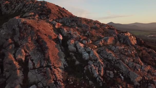 Vista Aerea Bellissimo Paesaggio Montagne Rocciose Con Carina Femmina Irlanda — Video Stock