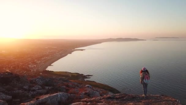 Vista Aerea Bellissimo Paesaggio Montagne Rocciose Con Carina Femmina Irlanda — Video Stock