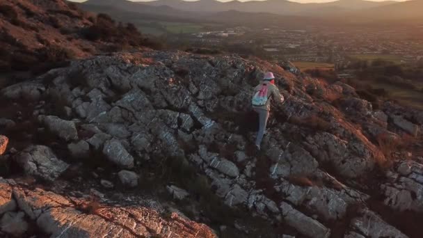 爱尔兰美丽的洛基山脉景观与可爱女性的鸟瞰图 — 图库视频影像