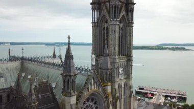 Hava 4k renkli evleri ve St Colman'ın Katedrali Cobh, İrlanda görüntüleri
