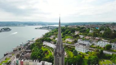 Hava 4k renkli evleri ve St Colman'ın Katedrali Cobh, İrlanda görüntüleri