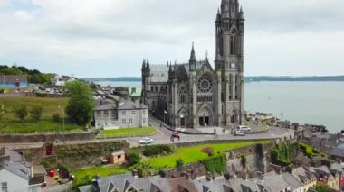 Hava 4k renkli evleri ve St Colman'ın Katedrali Cobh, İrlanda görüntüleri