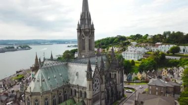 Hava 4k renkli evleri ve St Colman'ın Katedrali Cobh, İrlanda görüntüleri