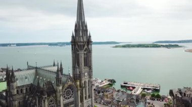 Hava 4k renkli evleri ve St Colman'ın Katedrali Cobh, İrlanda görüntüleri