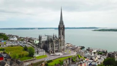 Hava 4k renkli evleri ve St Colman'ın Katedrali Cobh, İrlanda görüntüleri