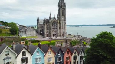 Hava 4k renkli evleri ve St Colman'ın Katedrali Cobh, İrlanda görüntüleri