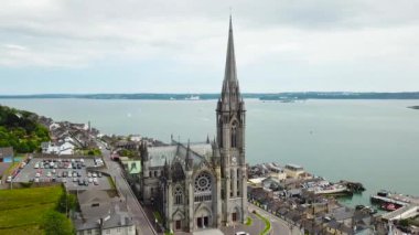 Hava 4k renkli evleri ve St Colman'ın Katedrali Cobh, İrlanda görüntüleri