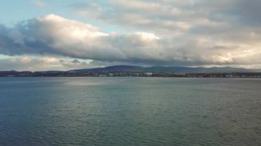 Bay Dublin, İrlanda'nın deniz kenarındaki güzel 4 k hava görüntüleri