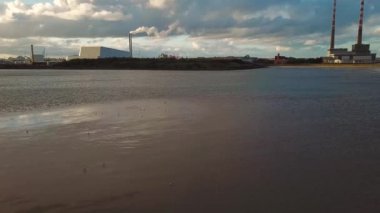 Bay Dublin, İrlanda'nın deniz kenarındaki güzel 4 k hava görüntüleri