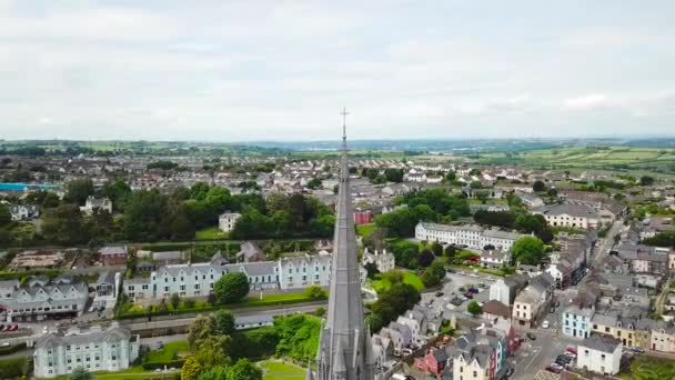 Aerial Film Färgglada Hus Och Colman Cathedral Cobh Irland — Stockvideo