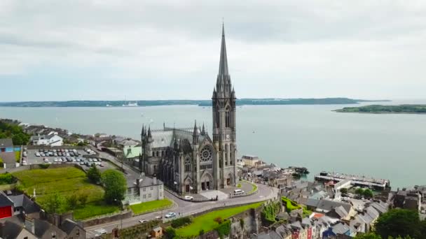 Aerial Filmación Casas Coloridas Catedral Colman Cobh Irlanda — Vídeo de stock