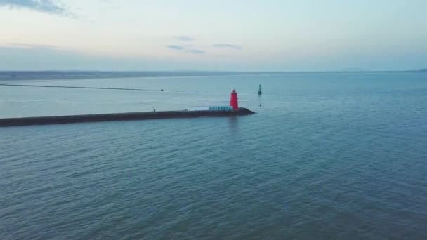 Poolbeg Lighthousein アイルランドのダブリンの空中映像 — ストック動画