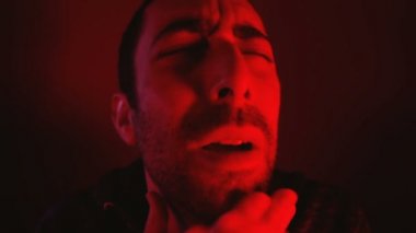 Adam boğulma ve elleriyle boynuna kapma