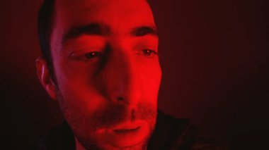 Closeup adamdan üzgün yüz ifadesi ile
