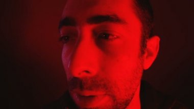 Closeup adamdan üzgün yüz ifadesi ile